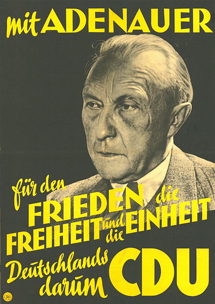Wahlplakat mit einem Porträt von Konrad Adenauer, Text: „Mit Adenauer für den Frieden, die Freiheit und die Einheit Deutschlands - darum CDU“