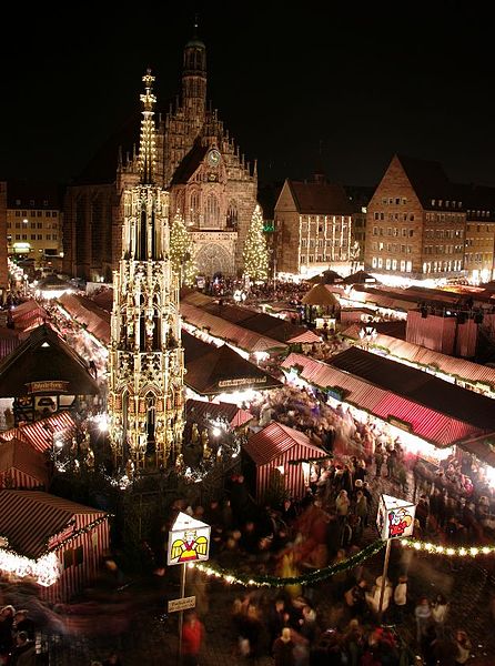 Foto des Christkindlesmarktes Nürnberg im Dunkeln