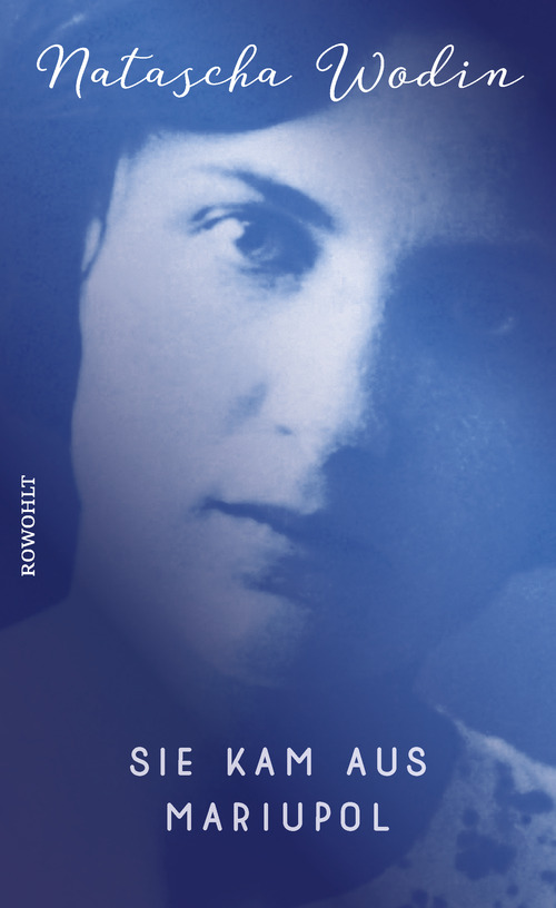Cover des Buches „Sie kam aus Mariupol“ von Natascha Wodin, das auf dem blau gehaltenen Cover abgebildete Foto zeigt die Mutter der Autorin, Bildrechte Rowohlt Verlag