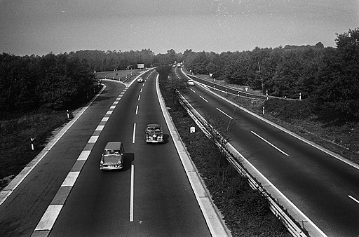 Schwarz-weiß Foto einer deutschen Autobahn aus dem Jahr 1964, fotografiert von Harry Pot/Anefo