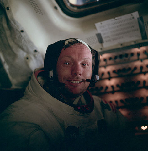 Foto eines lachenden Neil Armstrong in der Mondlandefähre Eagle