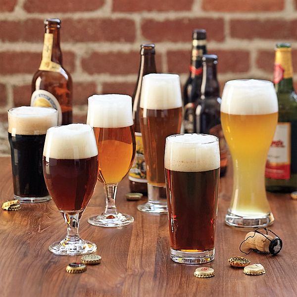 Verschiedene Biersorten in unterschiedlichen Gläsern und Flaschen