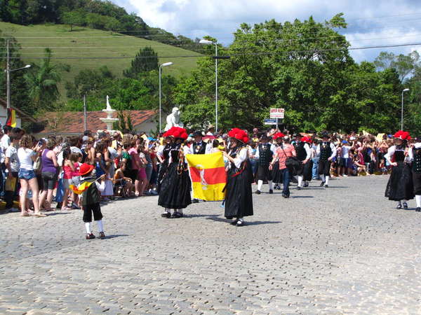 Frauen in Schwarzwälder Bollenhuttracht auf einer Parade im Jahre 2010 in Santa Caratina, Brasilien