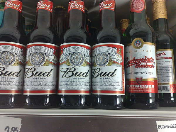 Foto von Bierflaschen, amerikanisches Budweiser mit dem Aufdruck Bud und tschechisches mit dem Aufdruck Budweiser Budvar