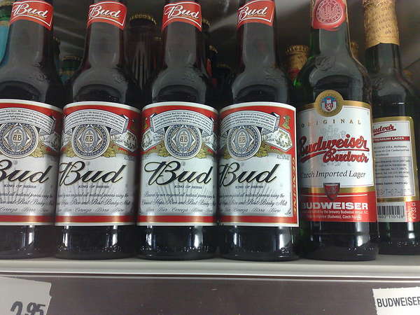 Foto von Bierflaschen, amerikanisches Budweiser mit dem Aufdruck Bud und tschechisches mit dem Aufdruck Budweiser Budvar