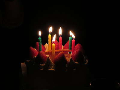 Foto eines Kuchens mit Kerzen