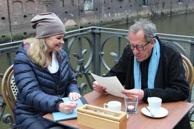 Andrea Bentscheider und Geoffrey Rush während der Dreharbeiten zu "Who Do You Think you Are?" in der Hamburger Speicherstadt