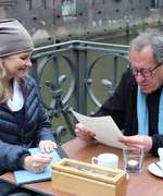 Andrea Bentscheider und Geoffrey Rush während der Dreharbeiten zu "Who Do You Think you Are?" in der Hamburger Speicherstadt