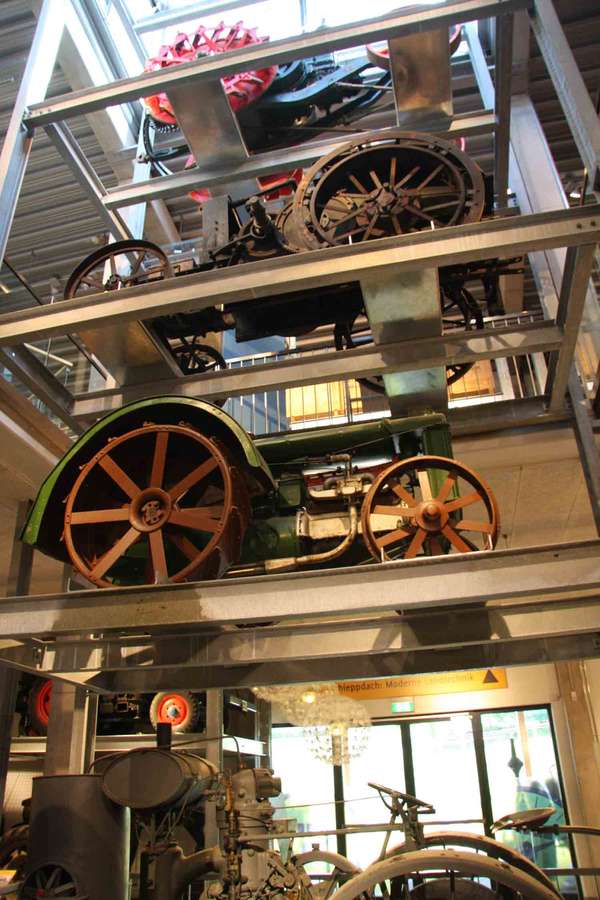 Historische Traktoren und Dampfmaschinen im Agrarium des Freilichtmuseums am Kiekeberg