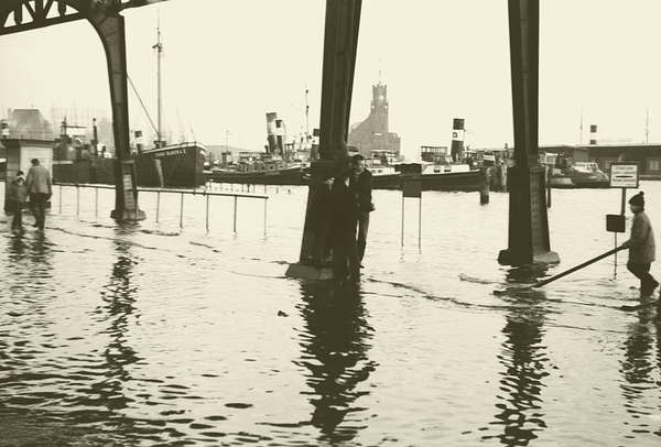 Überschwemmung in Hamburg am 17.02.1962; Foto von Oxfordian Kissuth (Eigenes Werk)
