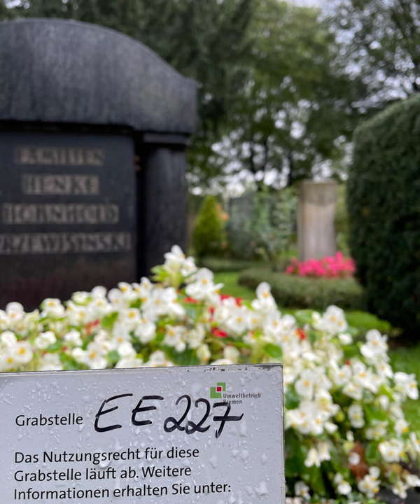 Foto eines Schilds an einem Grab auf dem Friedhof Riensberg, das über den Ablauf des Nutzungsrechts der Grabstelle informiert.