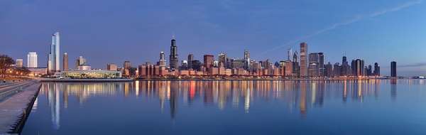 Chicagos Skyline bei Sonnenaufgang