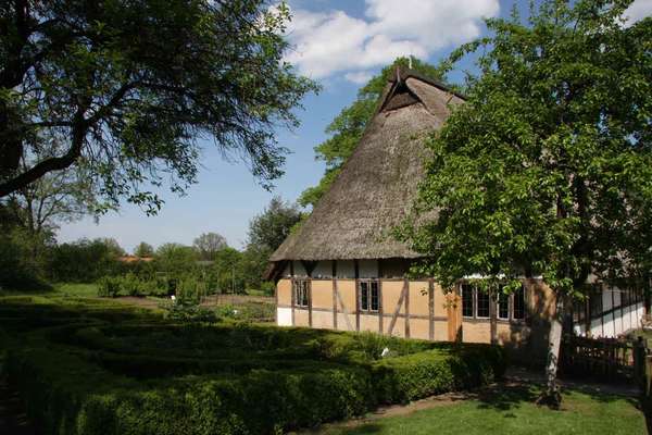 Fachwerkbauernhaus eines Kleinbauern mit Reetdach