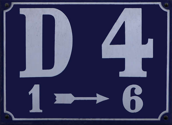 Ein blaues Mannheimer Straßenschild, Quadrat D4. In der ersten Zeile zu lesen D4, darunter eine 1, ein Pfeil und eine 6