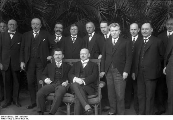 Foto der Teilnehmer an den deutsch-litauisch-sowjetischen Verhandlungen in Berlin 1928 auf dem Gustav Stresemann einen „Stresemann“ trägt.