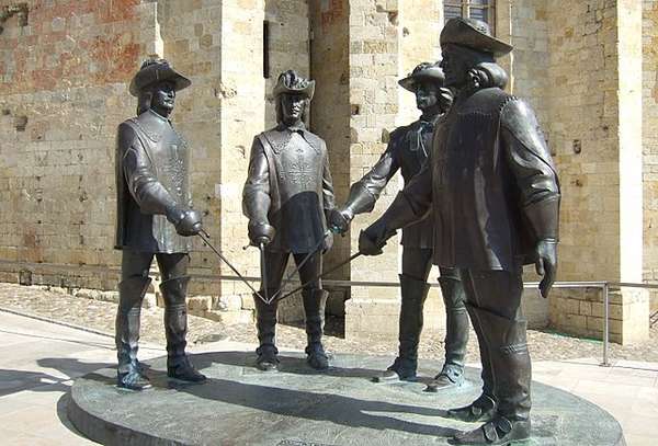 Foto einer Skulptur von D’Artagnan und die drei Musketieren von Zurab Tsereteli in Condom (Gers), Frankreich.