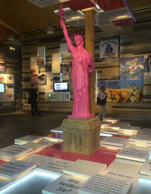 Foto aus einer Ausstellung des Auswanderungsmuseums BallinStadt, Freiheitsstaue in pink