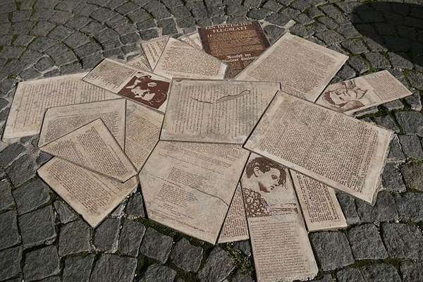 Foto eines Teils des Mahnmals für die Weiße Rose auf dem Geschwister-Scholl-Platz in München