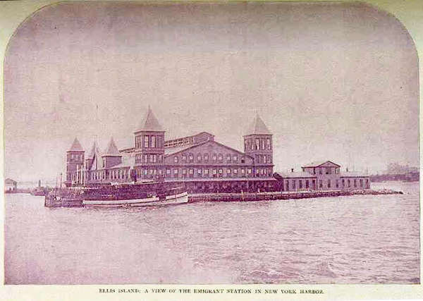 Foto von Ellis Island im Hafen von New York, aufgenommen circa im Jahr 1896. Kleinere Schiffe haben angelegt.