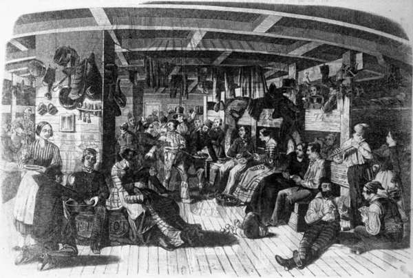 Zeichnung von Passagieren auf dem Passagierdeck des Auswandererschiffs „Samuel Hop“, die musizieren, essen und Kartenspielen. Die Etagenbetten scheinen sich mehrere Reisende zu teilen.