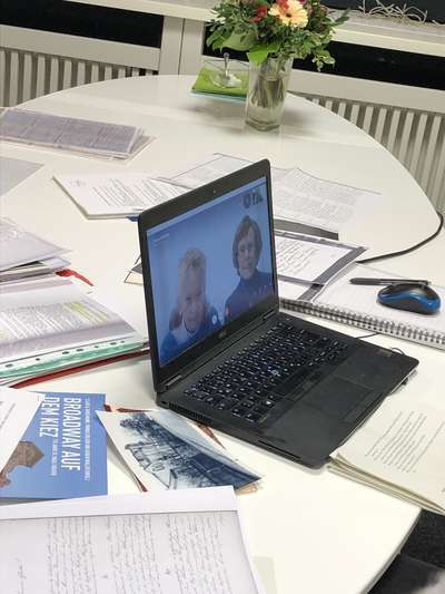 Laptop mit offenem Skype-Fenster auf dem Konferenz-Tisch von Beyond History