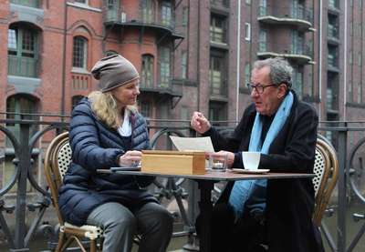 Andrea Bentscheider und Geoffrey Rush während der Dreharbeiten zu "Who Do You Think you Are?" in der Hamburger Speicherstadt