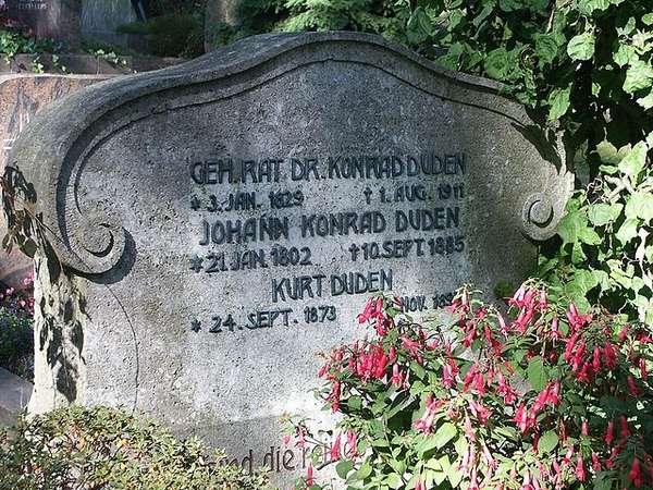 Foto eines Grabsteins von Konrad Duden und anderen Familienmitgliedern.