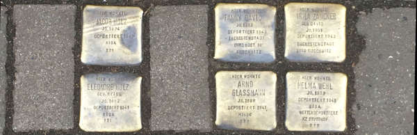 Foto mehrerer Stolpersteine in Hamburg